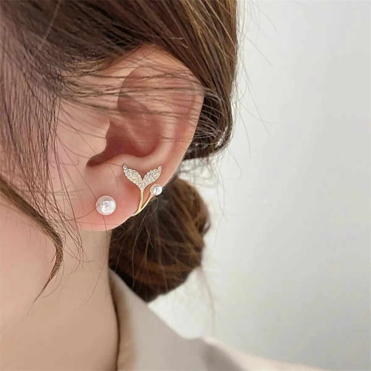 2pc Fashion Fishtail Stud Alloy Material Set in Imitation Diamond Women June Birthday Stone Theme Simple Style Whale Pop Jewelry