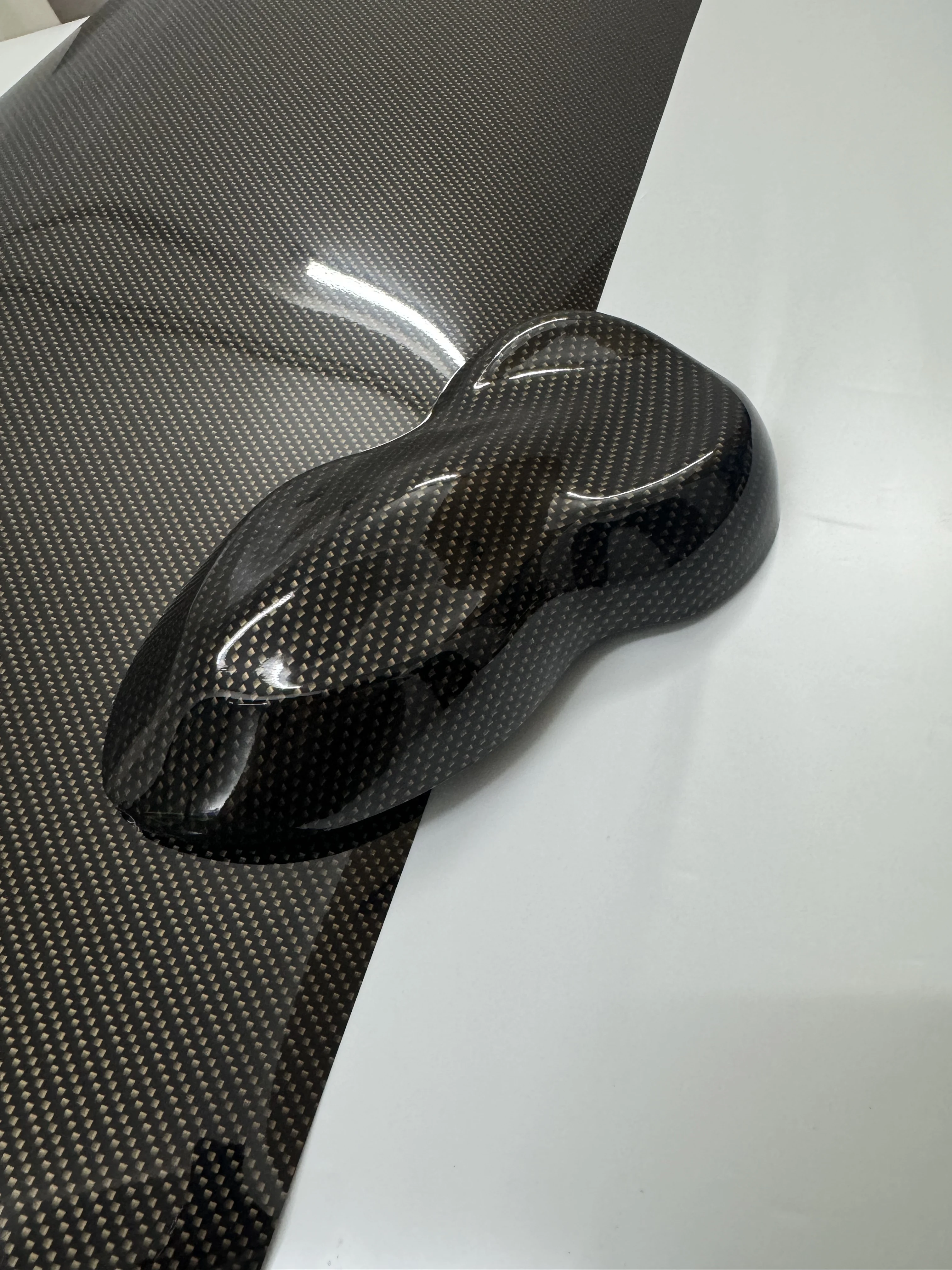 عالية اللمعان الذهب الأسود 8D ألياف الكربون سيارة التفاف لاصق غشائي لضبط السيارات ملصقات لاصق الفينيل لغطاء دراجة نارية الشارات