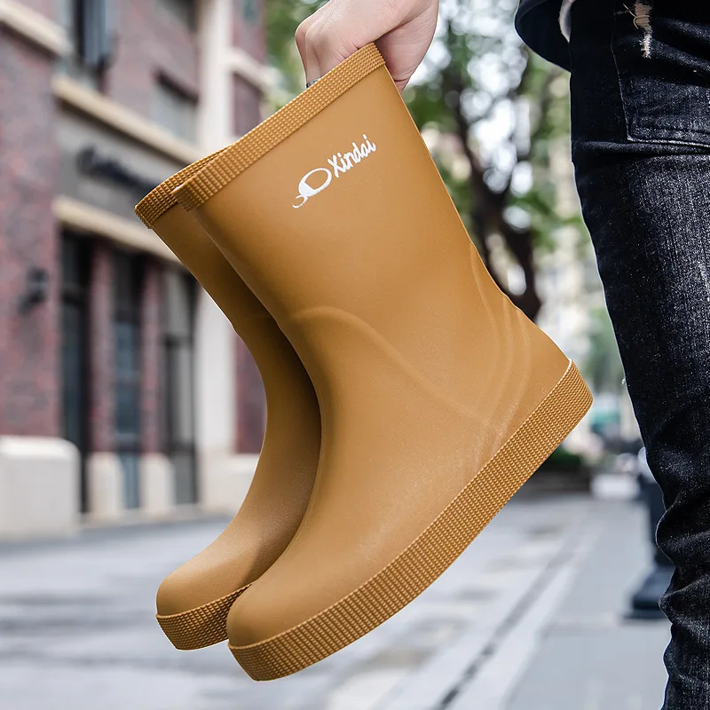 Fashionable and Versatile Rain Boots Trendy Couple's Mid-calf Rain Boot Waterproof Cinch Non-slip and Wear-resistant Rubber Shoe