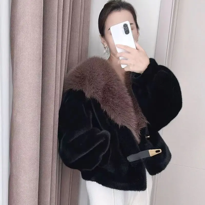 เสื้อโค้ทขนสั้นแบบใหม่ ผ้าขนเฟอร์เทียมคุณภาพสูงสำหรับผู้หญิง  เสื้อโค้ทขนเฟอร์เทียมหนานุ่มอเนกประสงค์ ให้ความอบอุ่น  ดูดีมีสไตล์ เหมาะสำหรับใส่ไปทำงาน