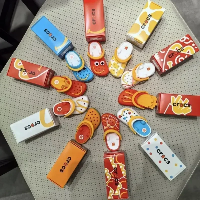 2024 McDonald's Mini Slipper Schlüsselanhänger Happy Meal Kawaii Spielzeug Kinder Vergnügungspark Spielzeug Sammlerstück Modell Kinder Weihnachtsgeschenke