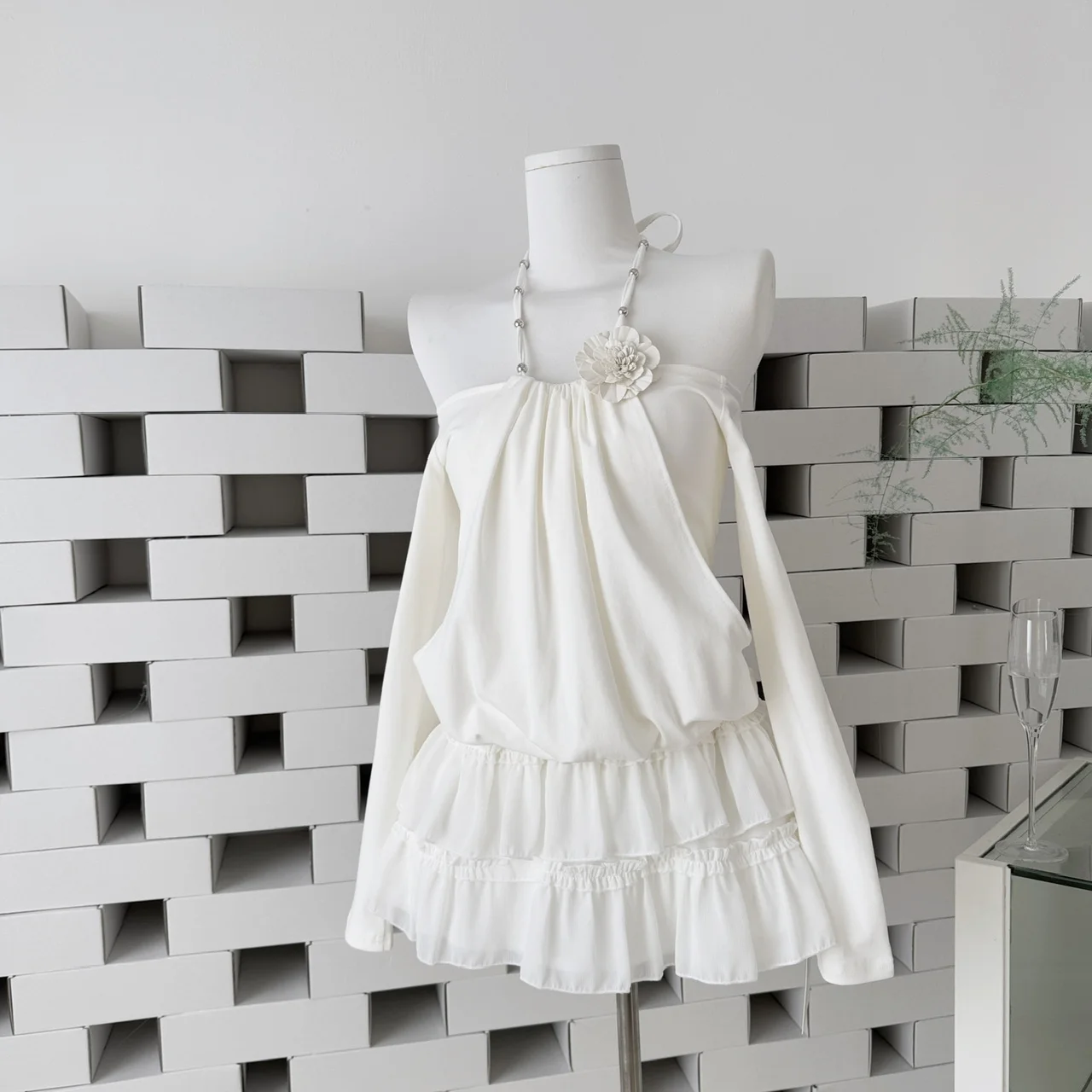 

Женский комплект из двух предметов для весны и лета: топ с открытыми плечами и длинными рукавами + многослойная юбка с рюшами