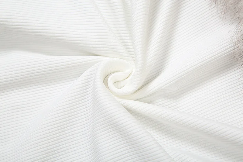 Damskie modne seksowne crop topy z długim rękawem, z odkrytymi ramionami, z dekoltem typu slash neck, z futrzanymi wstawkami, prążkowane, dopasowane, na jesień i zimę 2025.