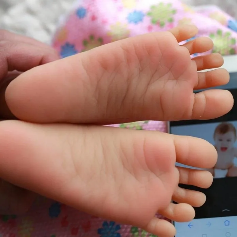 Life-like Dark Color Small Size Realistic Simulation Foot Model Petite Foot Prop for Photography And Video Human Mold H20