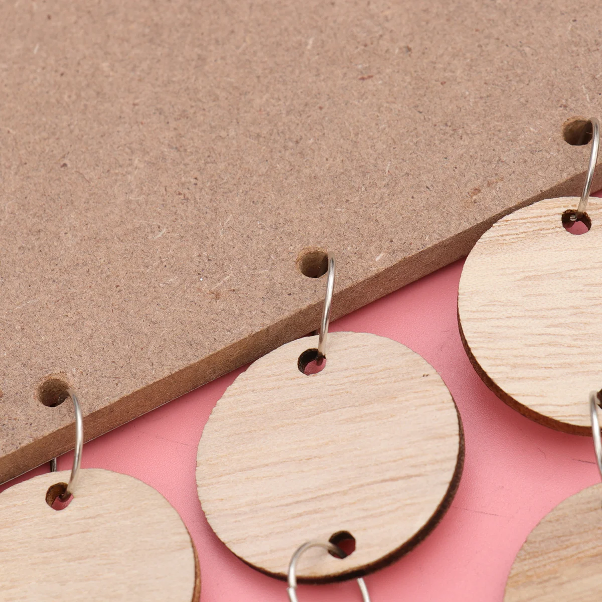 

Доска для семейных дней и юбилеев, деревянный настенный календарь, красочная табличка, 1 табличка, 1 веревка, 50 круглых дисков, напоминание, декор