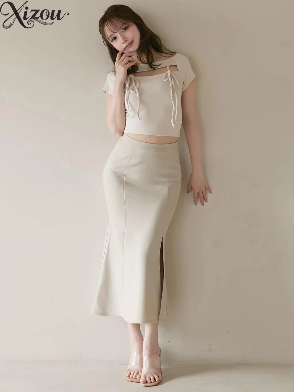 Damska koszulka z krótkim rękawem w stylu japońskim na lato 2025, nowy model z okrągłym dekoltem, słodka, dopasowana i cienka, z ażurowym sznurowaniem.