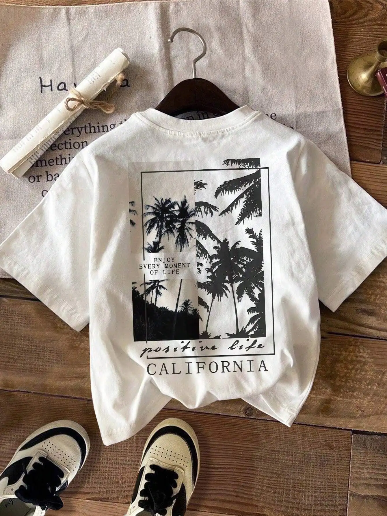 

Белая футболка с графическим принтом, круглым вырезом и короткими рукавами для детей