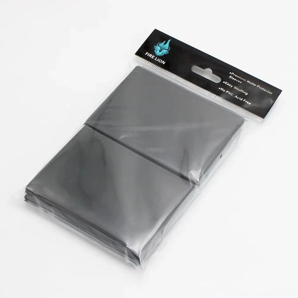 100 Stück 66x91mm Matte Schwarze Standardgröße Kartenhüllen TCG Sammelkarten-Schutz Tarot-Schutzschild Brettspiele Magische Abdeckung PKM