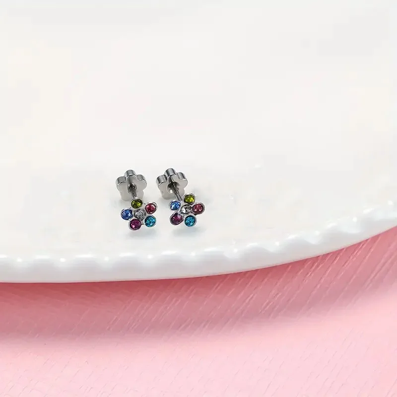 زوج من الأقراط الملونة للفتيات مع زهور الغضروف المصنوعة من الفولاذ المقاوم للصدأ عصرية ولطيفة ولا تتلاشى. إنه فال يومي