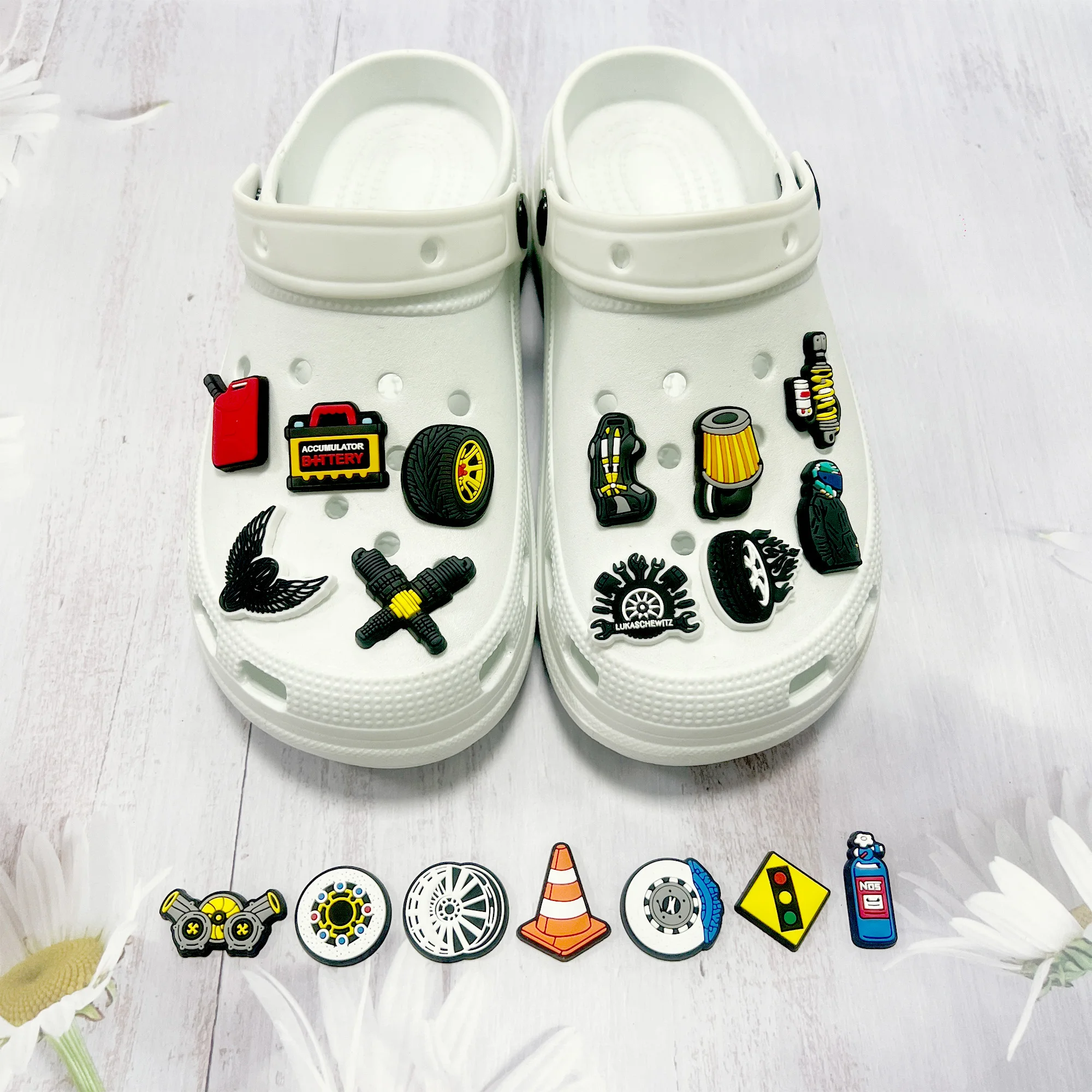 

New Arrival 1pcs Car Accessories PVC Garden Shoe Charms Buckle Clog Hole Slipper Decorations for Bands Children Backpack Gift