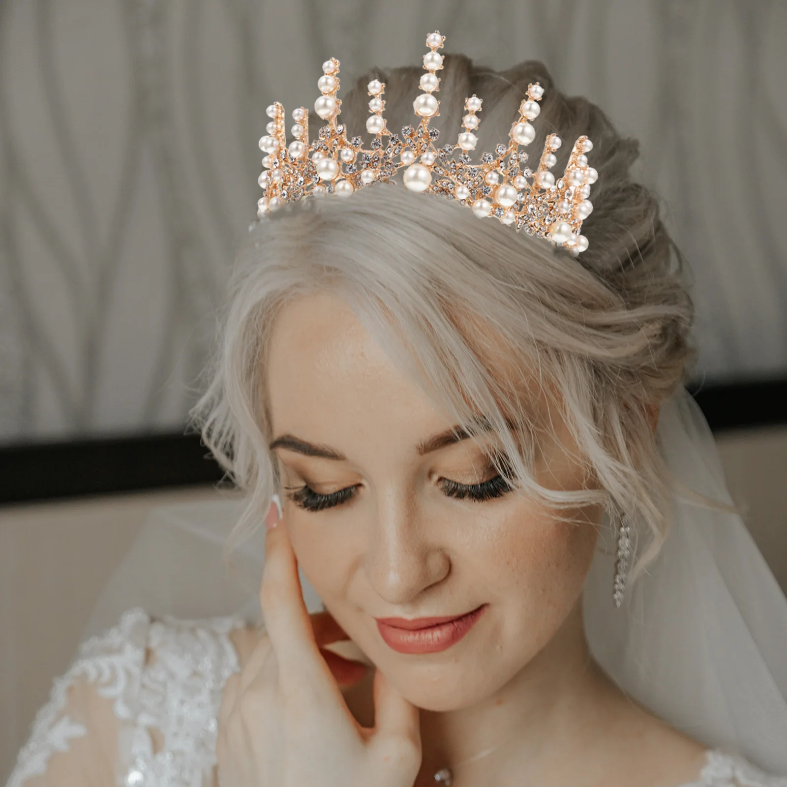 

Свадебная жемчужная корона ручной работы, свадебная тиара со стразами, инкрустированная короной, украшения для волос, элегантный аксессуар для волос невесты, аксессуар для костюма