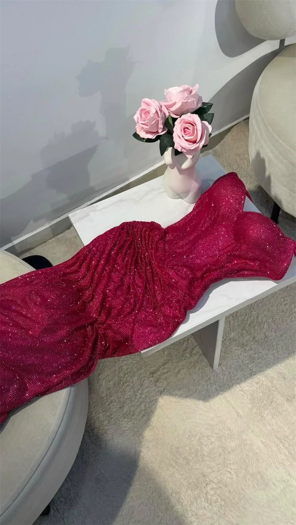 أماندا مخصصة لامعة بورجوندي غمد بلا أكمام فستان حفلة موسيقية السباغيتي حزام Sexyvestidos de noche طول الأرض مساء رسمي