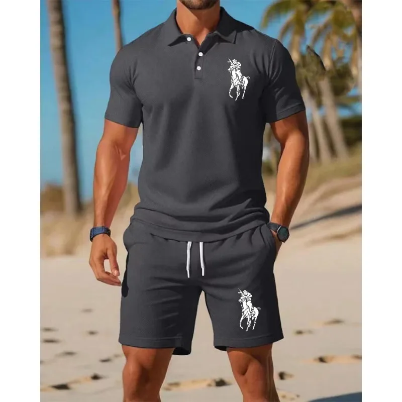 

Men's trendy sports polo shirt paired with shorts, print on the chest and breathable fabric, distance travel and home wear