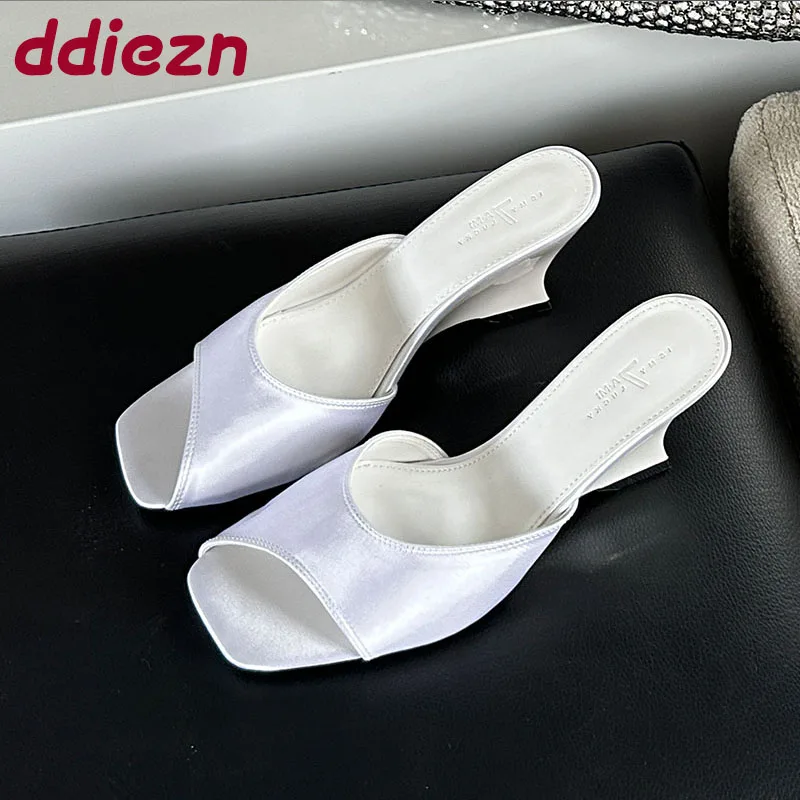 

Женские шлепанцы на танкетке, шлепанцы, сандалии, женская обувь на весну и лето, модные женские шлепанцы на танкетке на мелком каблуке, туфли-лодочки