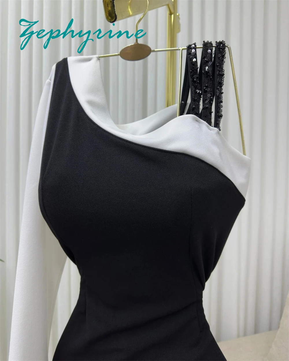 Maßgeschneidertes schwarzes A-Linien-Abendkleid mit einer Schulter, Satin, Kleider für besondere Anlässe, hochwertiges Kristall-Abschlussballkleid