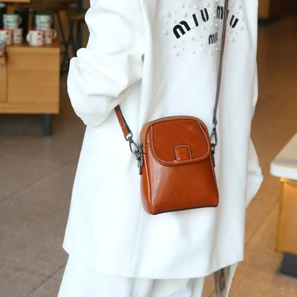 

Ladies real leather high-end shoulder bag retro flip phone storage diagonal cross commuting small backpack