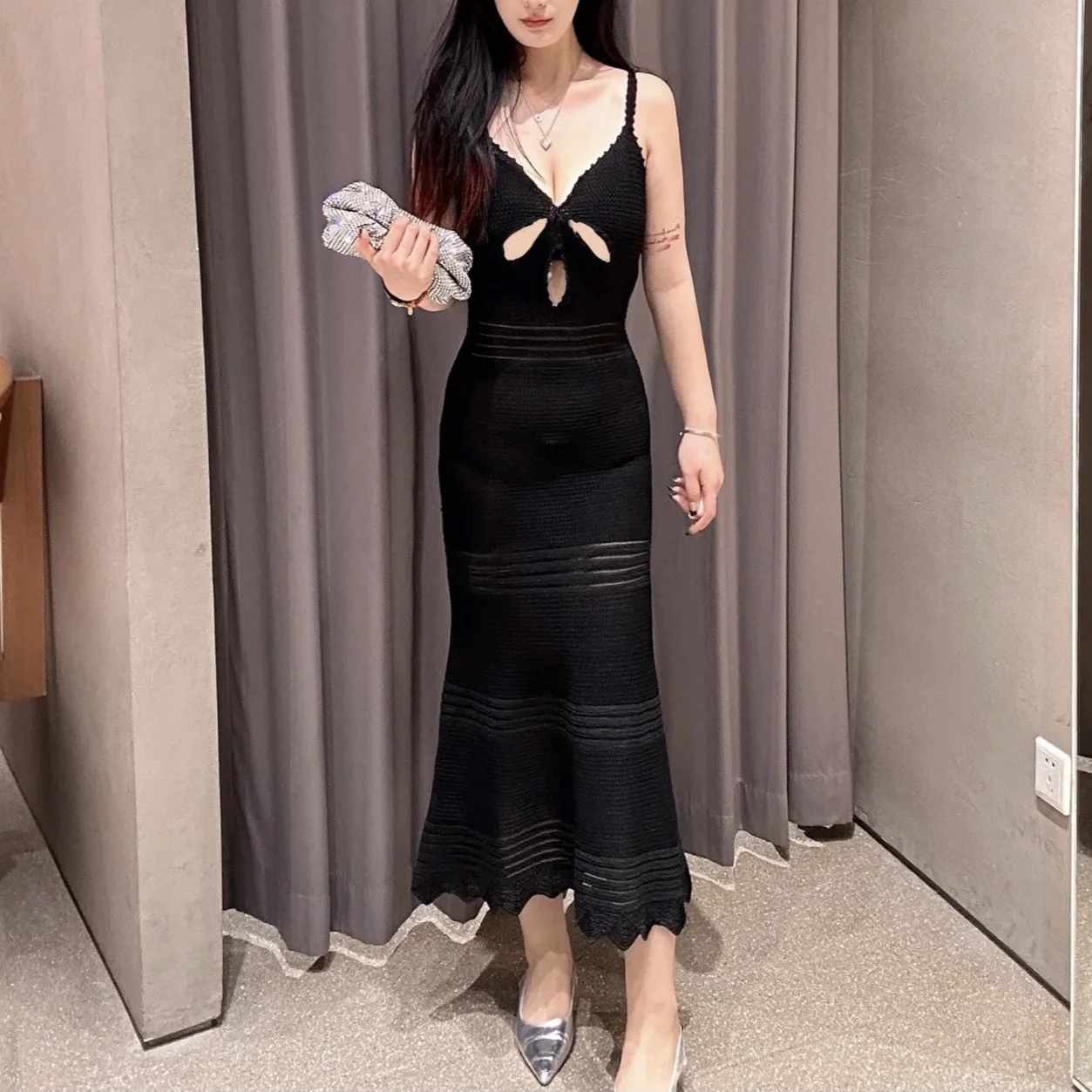 

2024 Summer Women's Black Hollow Suspender Dress Fashion Sexy Backless Knitted Long Dress Women