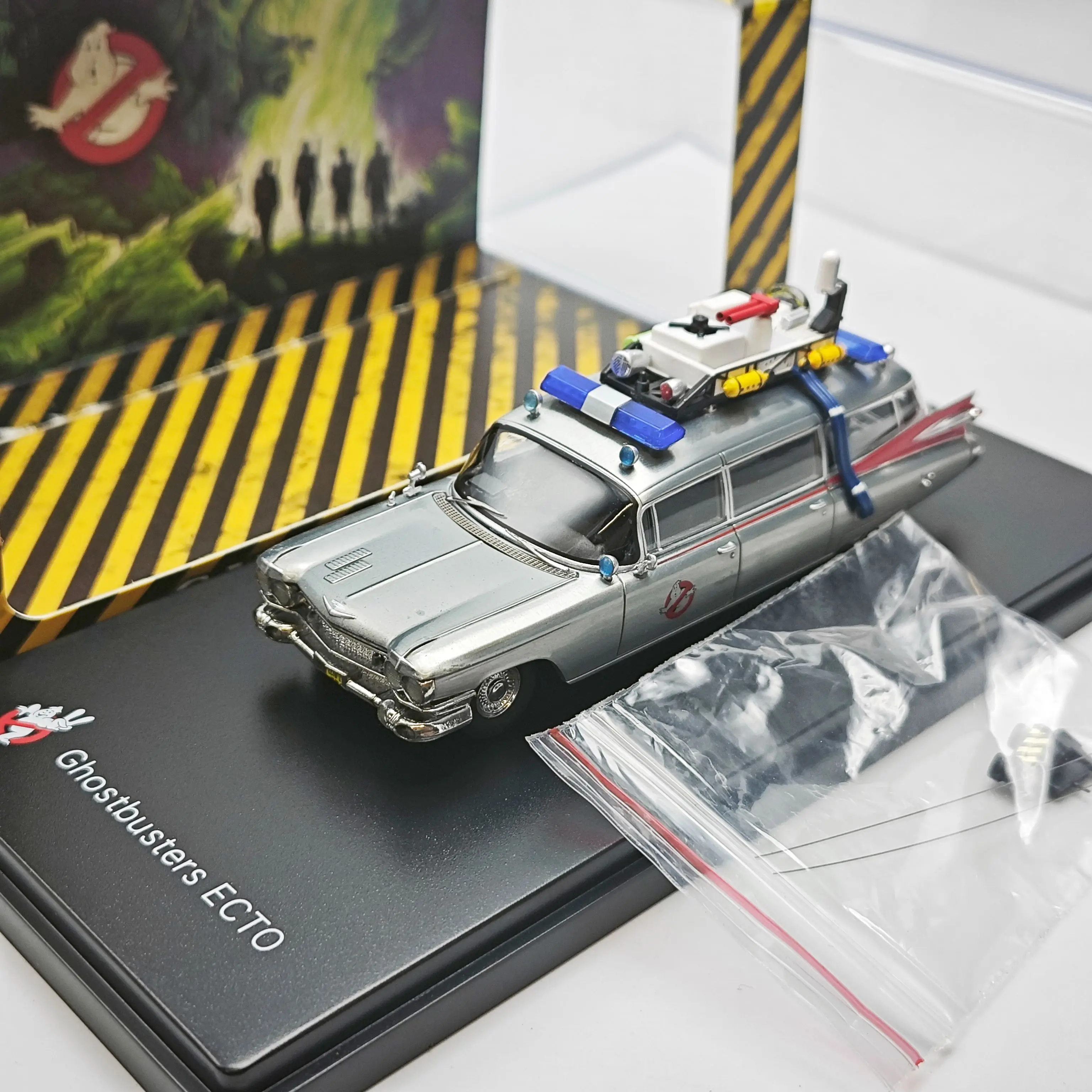 

YS 1:64 Модель автомобиля Ghost Catcher из фильма «Кошмары для взрослых», 1-е поколение, из сплава