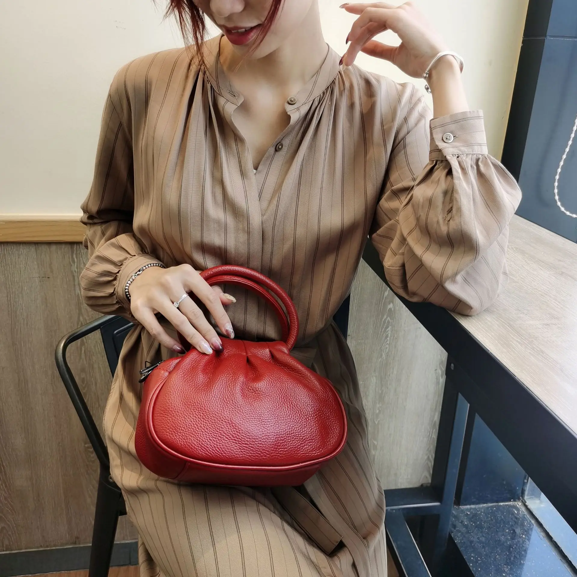 

Women's Top-Grain Leather Cloud-Shaped Dumpling Shoulder Bag 2025 New Genuine Leather Fashion Handbag for Stylish Outfits