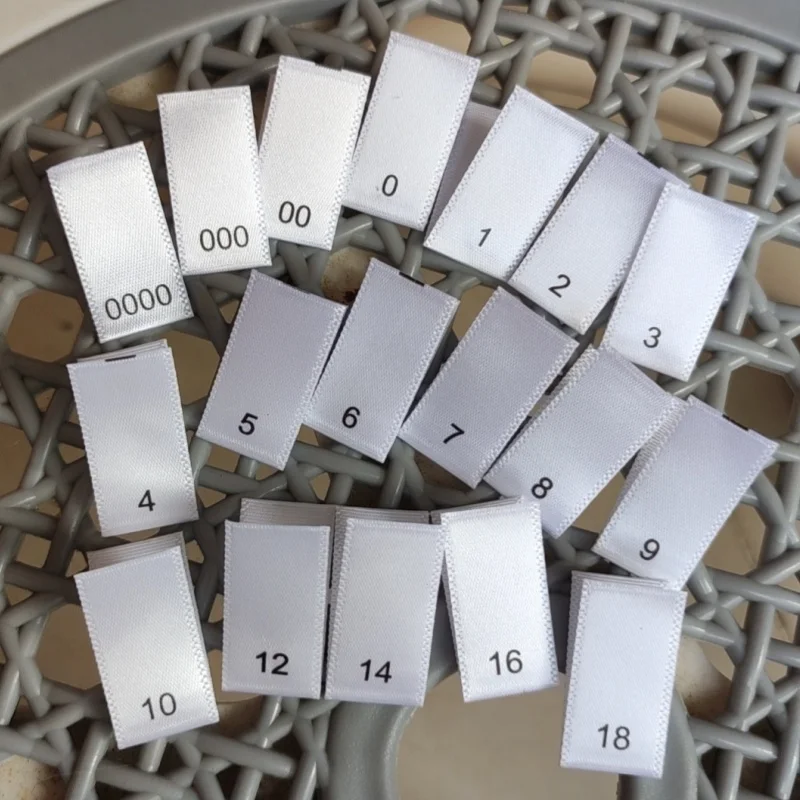 50 قطعة ملصق حجم الساتان الأبيض 0000 000 00 0 1 2 3 4 5 6 7 8 9 10 12 14 16 طباعة مركز أضعاف ملصقات تحجيم الملابس