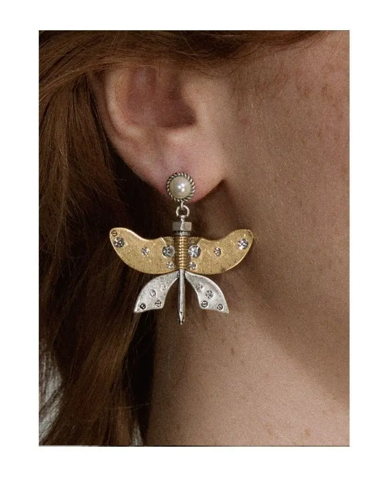 

Серьги-гвоздики с асимметричным дизайном, механические часы в форме персикового сердца, серьги-бабочки с жемчугом