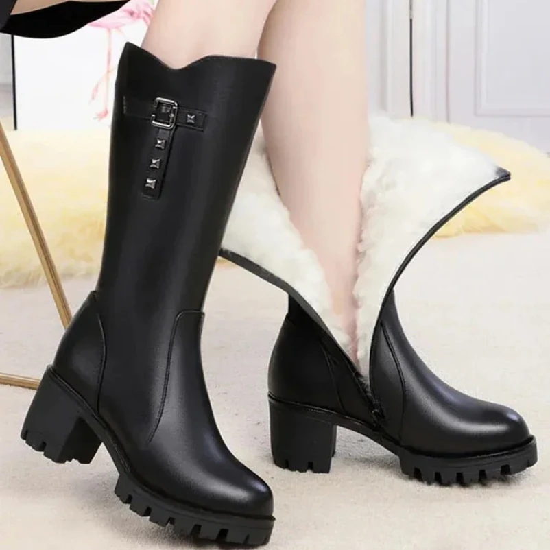 

2025 Зимние женские меховые сапоги на высоком каблуке с круглым носком, шерстяные теплые сапоги до середины икры Botas Femininas, женская хлопковая обувь, большой размер 41 42 43