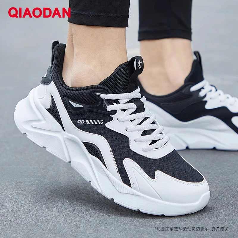 Sepatu Lari Pria QIAODAN 2025 Musim Gugur Sepatu Kasual Fashion Jaring Bernapas Nyaman Sepatu Outdoor Pria XM15220273