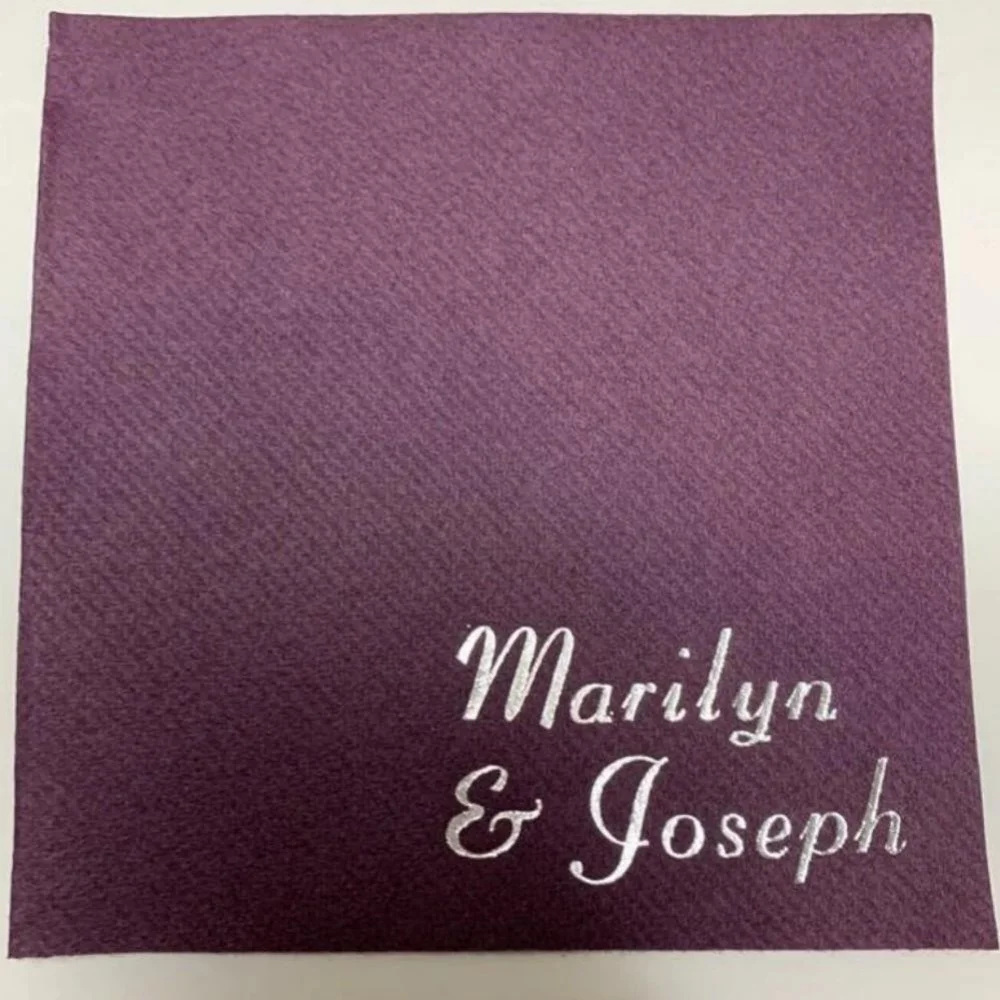 مناديل كوكتيل لمشروبات الزفاف المخصصة، مع أسماء الزوجين - اختر التصميم واللون، استخدم المناديل المربعة عالية الجودة