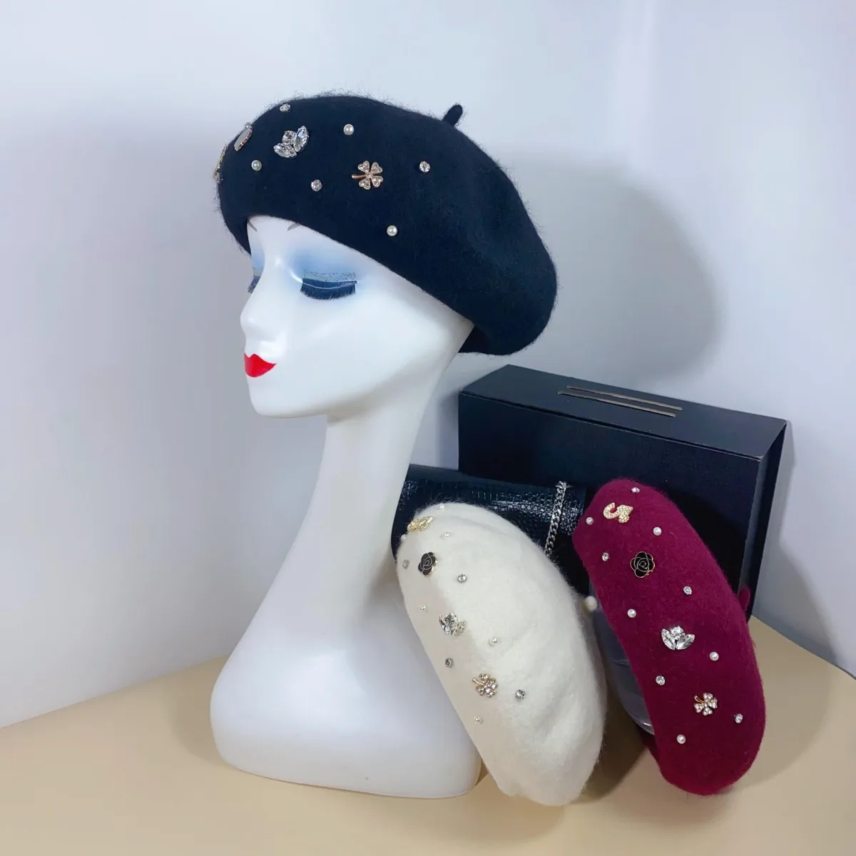 Woman's French Retro Elegant Knitted Beret with Flower Pearl Number Dec Autumn Winter Girl Ladies Cut Romantic Top Hat