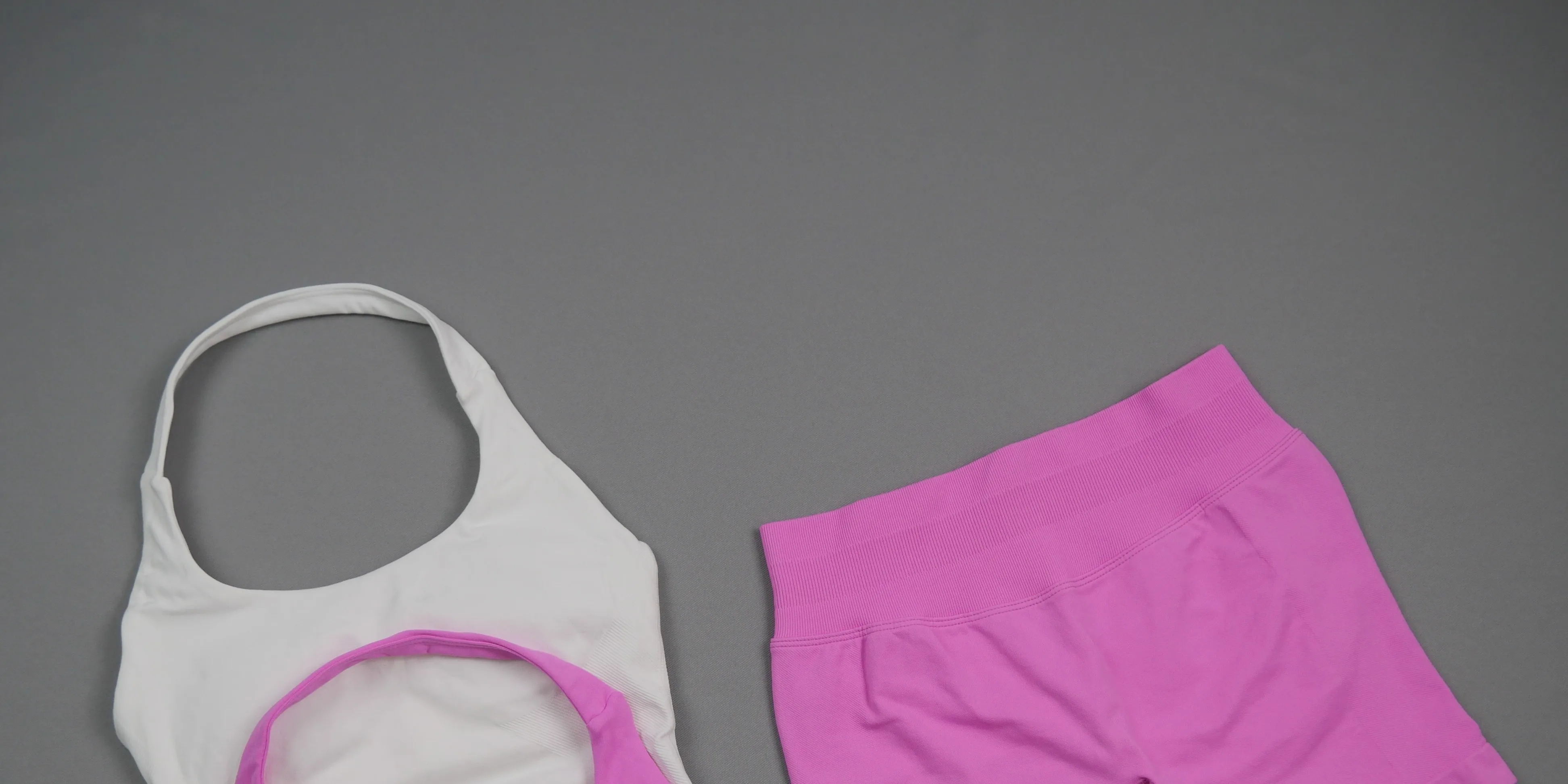 Nahtloses 2-Teiliges Yoga-Set für Damen, Langes Tanktop mit Breiten Trägern, Bauchkontrolle, Hochtaillierte Shorts, Schnelltrocknend, Hochelastisch, für Fitness – Detail 10