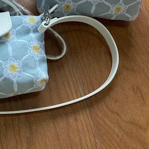 Mini sac en denim Dumpling à poignée unique, petit sac de créateur de luxe, sac de loisirs frais LC, anse détruite et chrysanthème, été, nouveau, 2024