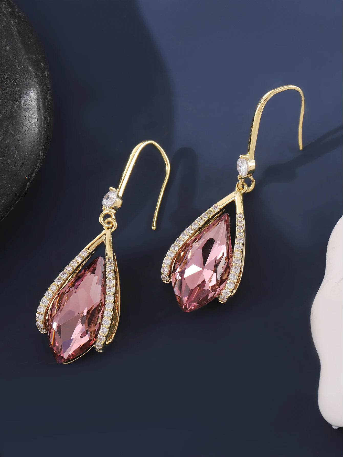 

Fashionable and trendy jewelry with micro inlaid zircon water droplet shaped earrings, versatile earrings, ladies' crystal earri