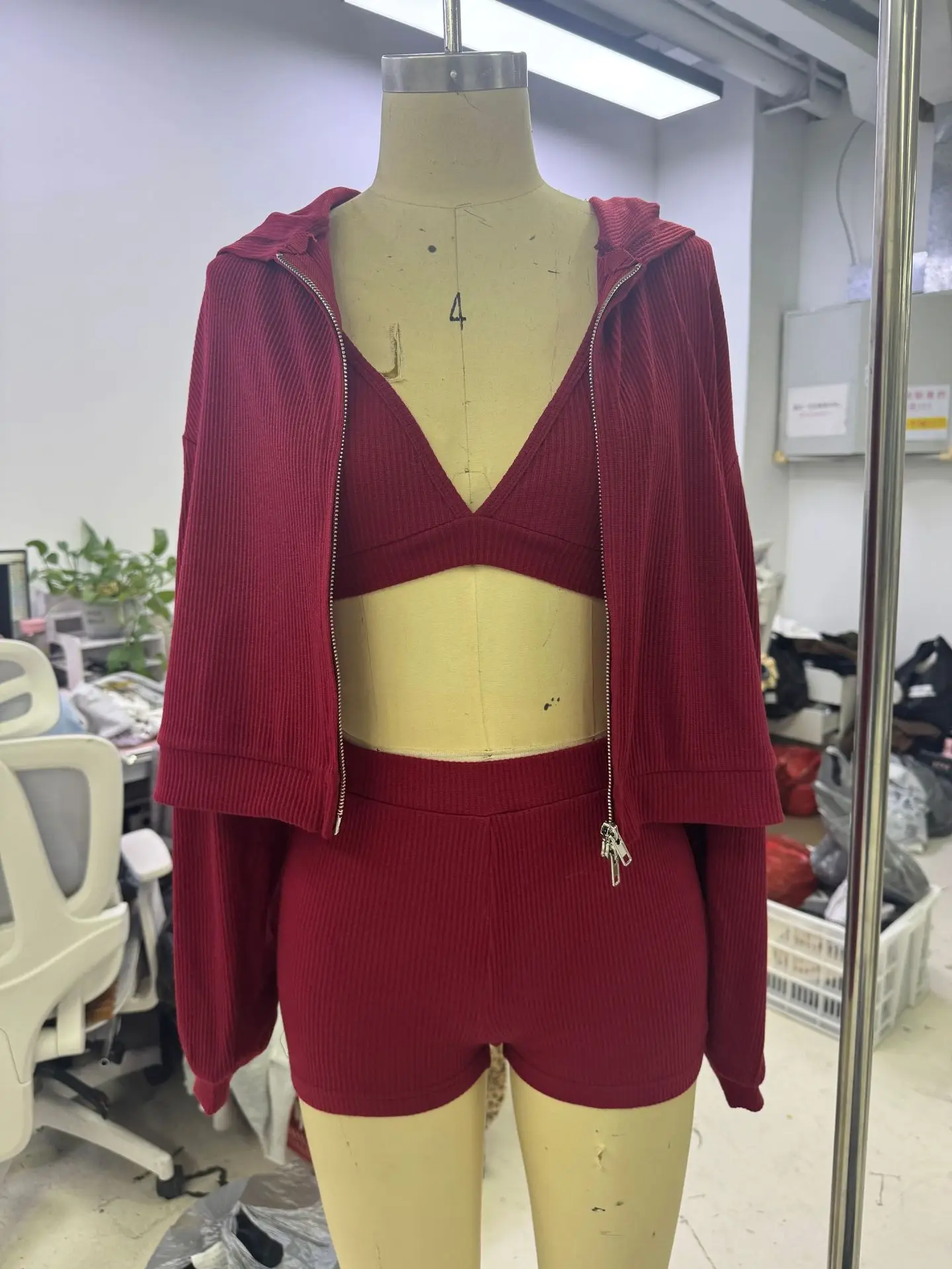 스포티하고 간결한 3피스 여성 세트, 베이직 브라 + 밴딩 반바지 + 후드 집업 코트, 새로운 가을 패션 의상