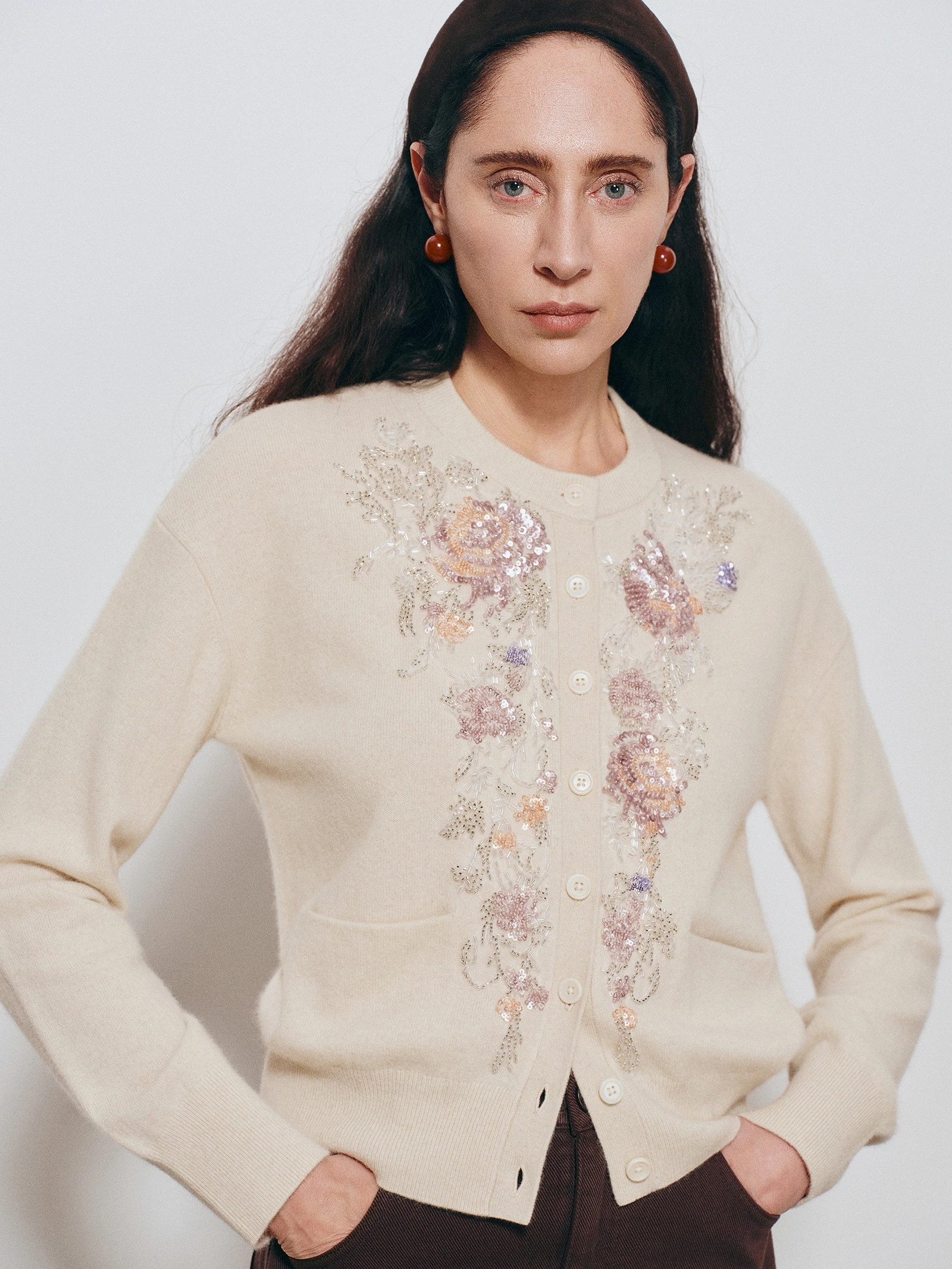 

Новинка! Вязаный кардиган из меха новозеландского брю-тейлд-поссума с круглым вырезом, тяжелой вышивкой и элегантными рукавами. Женская повседневная одежда.