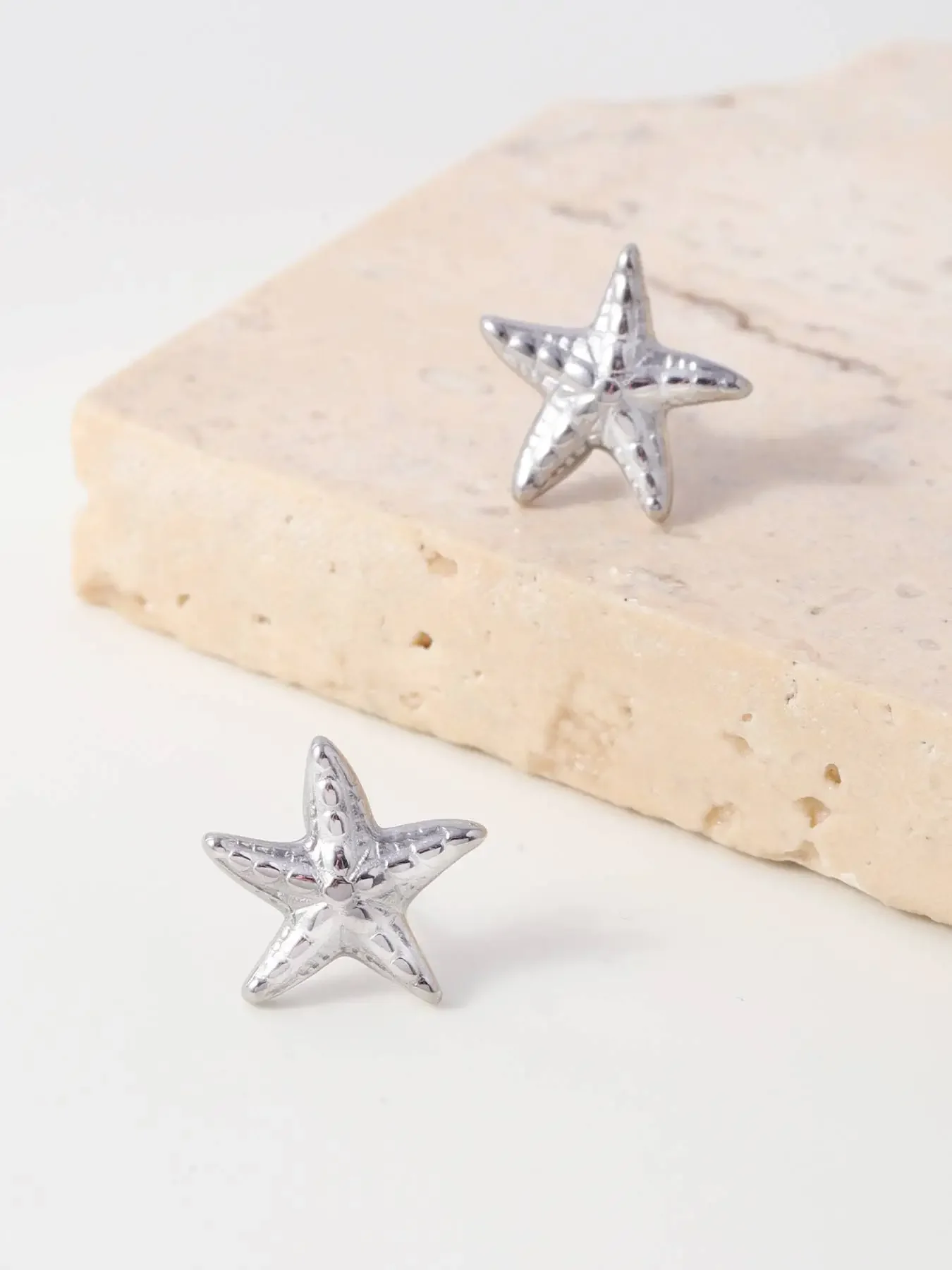 A Pair of Small and Exquisite Starfish Patterns Earrings