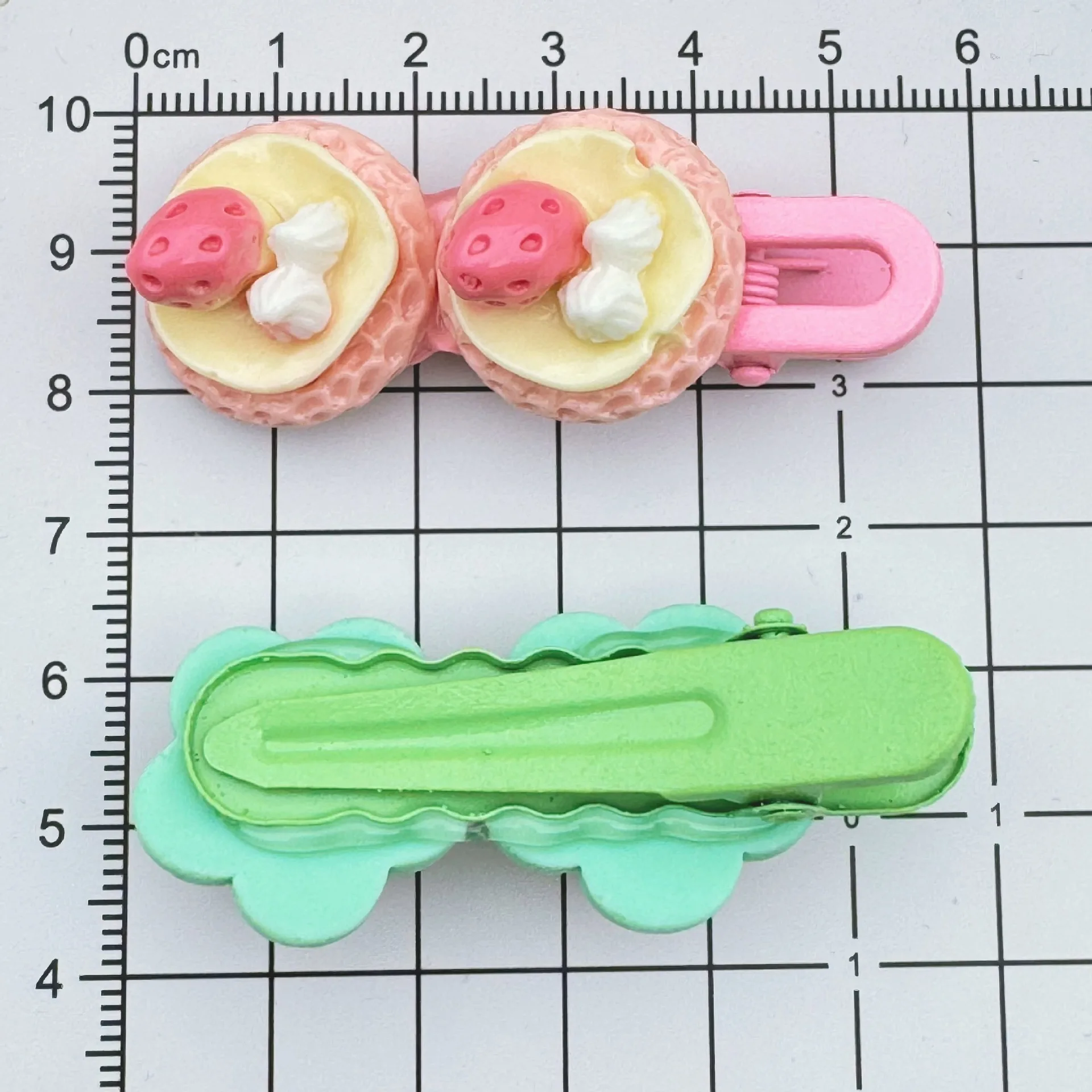 دبابيس شعر للأطفال قطعة واحدة بتصميم الطعام الحلو ومشابك الموز والفراولة والتفاح وقبضة غير قابلة للانزلاق لرياض الأطفال