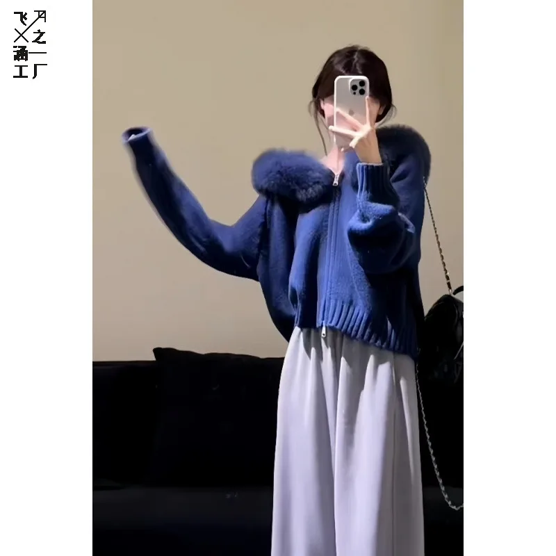 Une veste pull tricotée à col en laine bleue haut de gamme de style coréen pour femmes