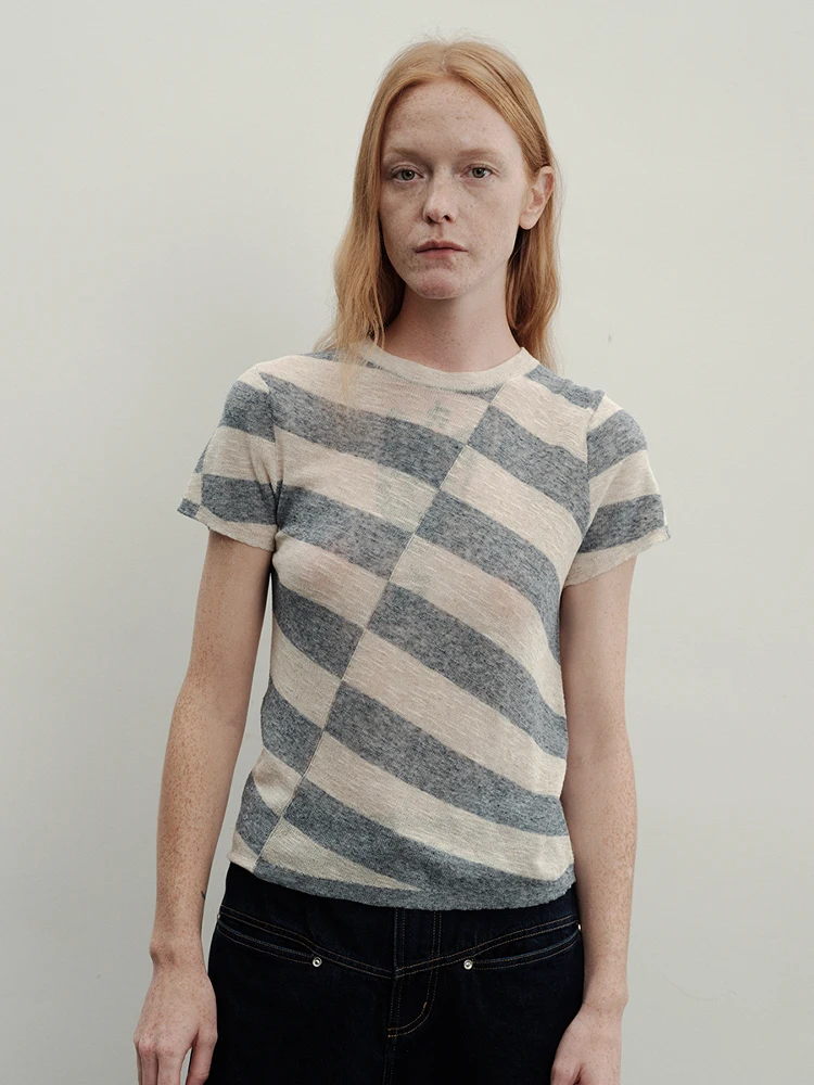 

Женская трикотажная футболка с диагональными полосами, приталенная, с круглым вырезом, коротким рукавом, влагоотводящая, классический узор, комбинированная расцветка.