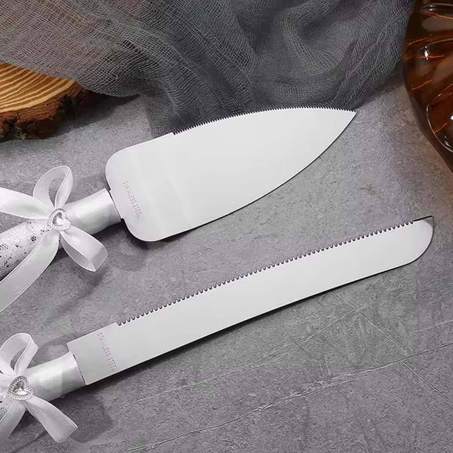 A box of wedding spatulas, sparkling heart diamond decorations, fashionable wedding supplies, suitable for bridal cake cutting,