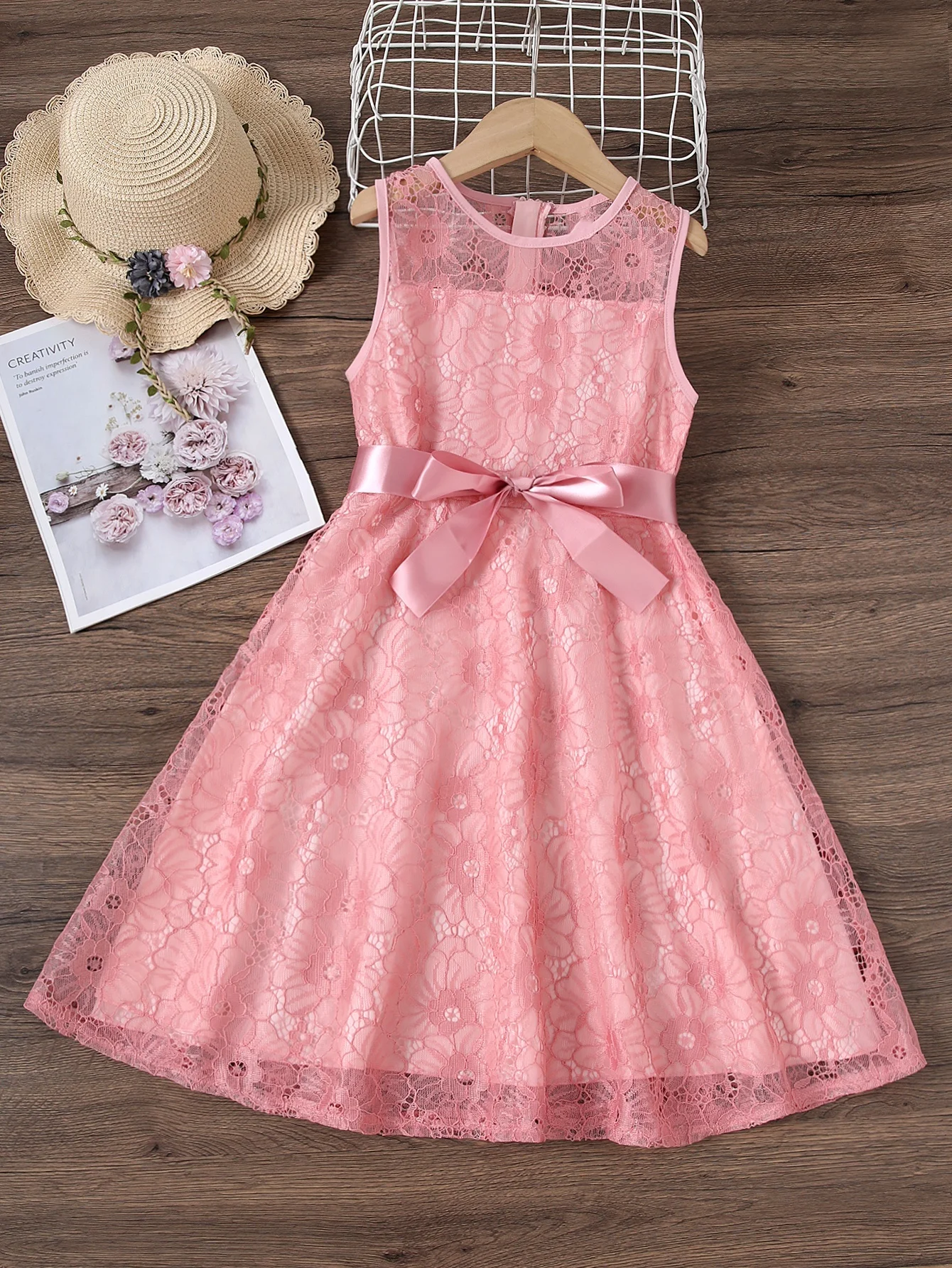 Neues europäisches und amerikanisches Kleid mit Rundhalsausschnitt und Spitze, ärmellos, Hepburn-Rosa, Temperament-Abendkleid mit Gürtel im Lieferumfang enthalten