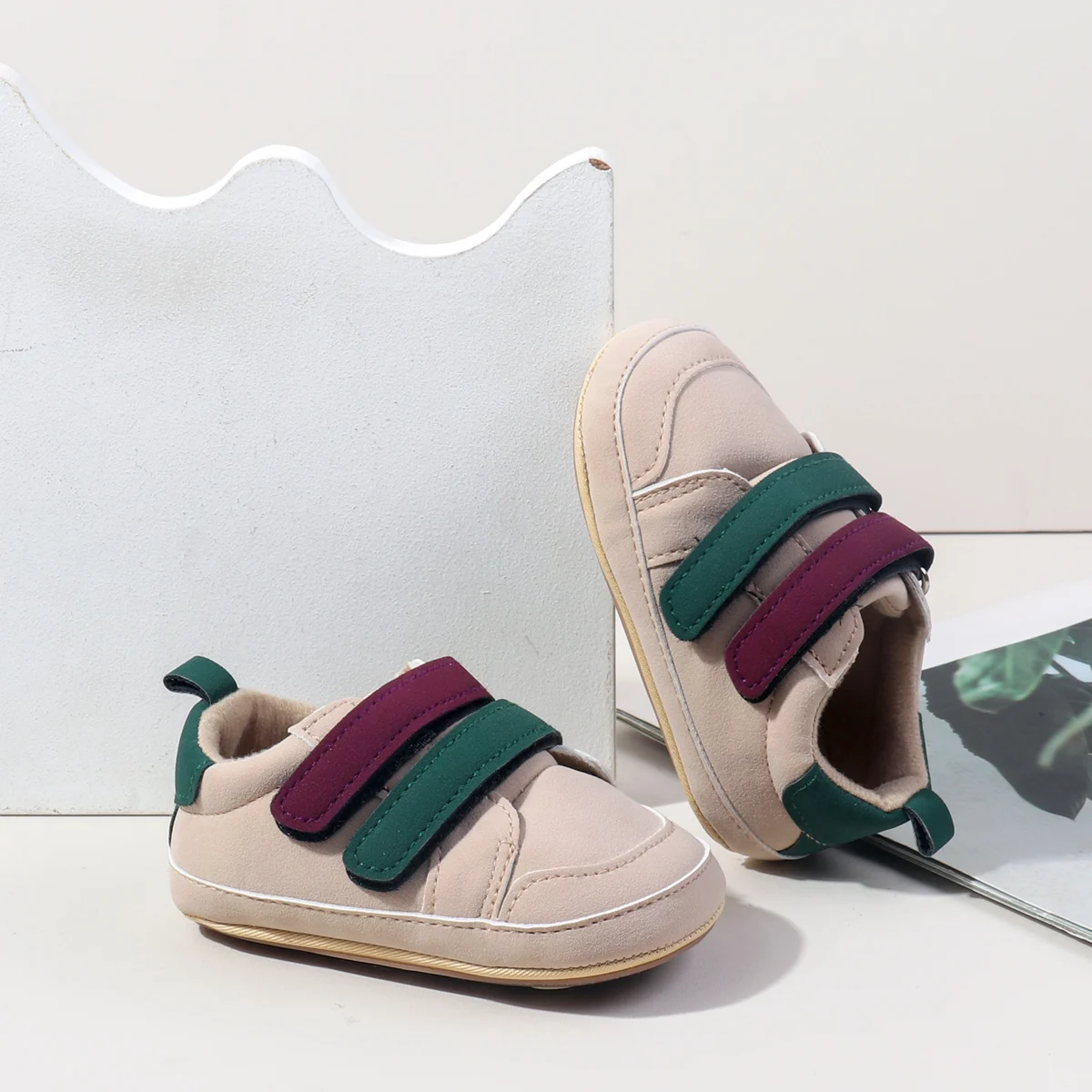 2025 Primavera y otoño, zapatos casuales para niños pequeños con cuero PU y suela TPR para primeros pasos, para bebés y niñas, para interiores y exteriores