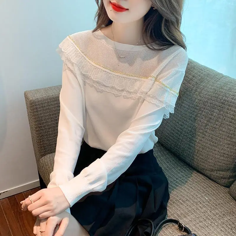 

Новая модная женская вязаная базовая рубашка на раннюю весну 2026 года: элегантный топ с кружевными вставками в западном стиле, универсальная футболка с длинным рукавом