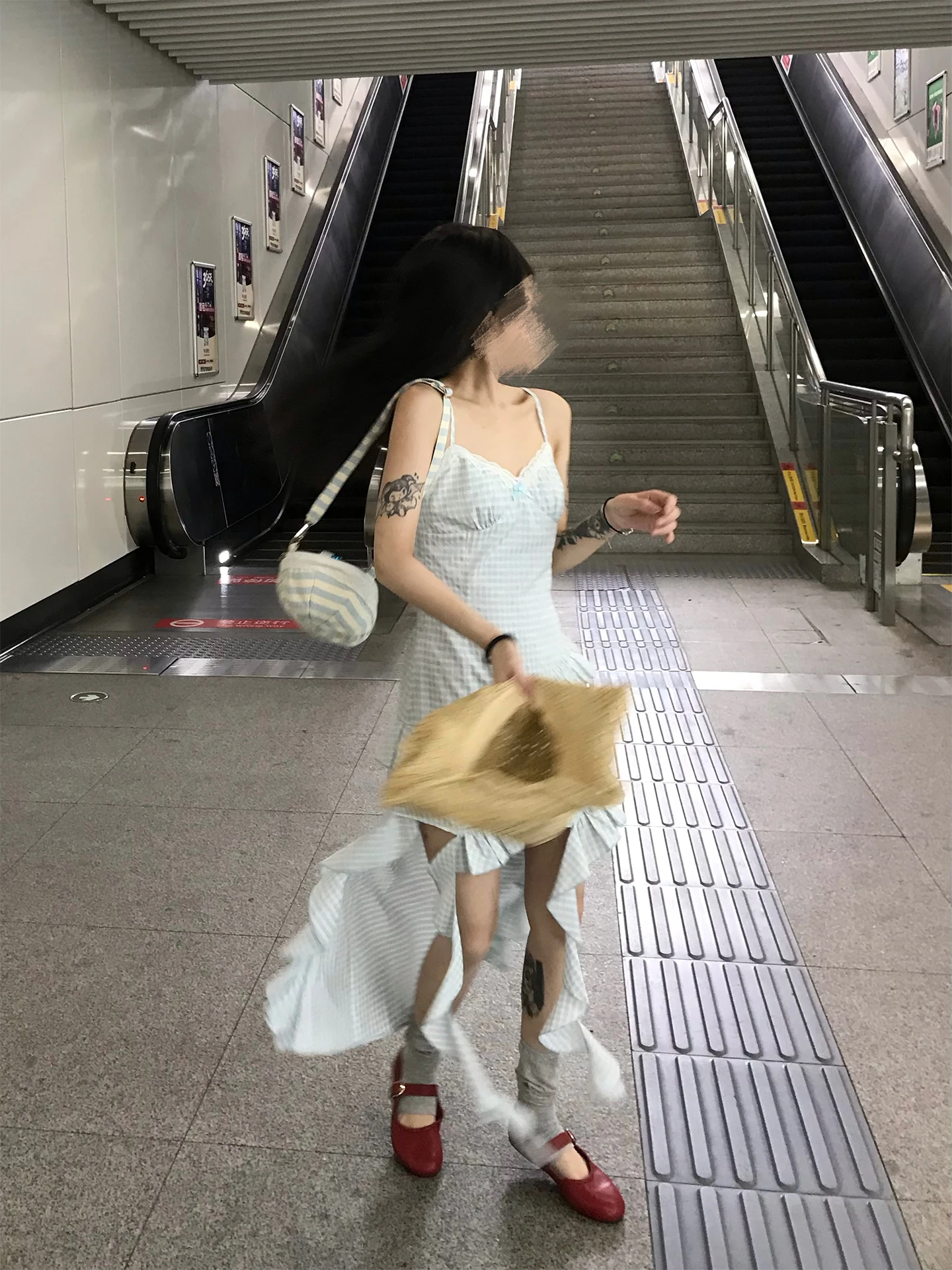 

Летнее клетчатое платье на бретельках для женщин, праздничное, стройнящее, с длинной юбкой, асимметричным подолом, приталенное, повседневное