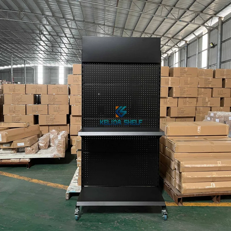 Custom. رف عرض Pegboard معدني مخصص مع استخدام متجر بيع بالتجزئة بعجلات