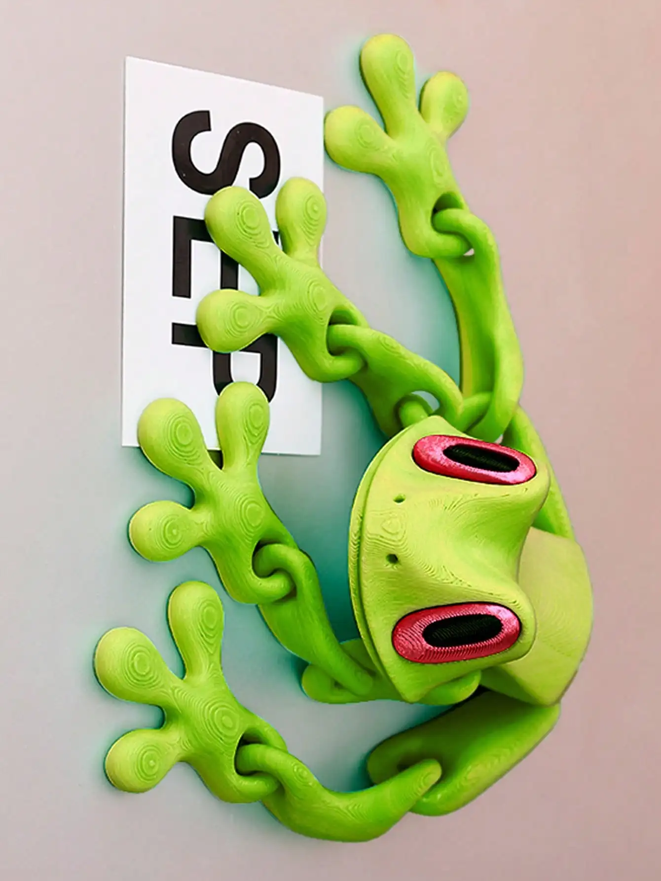 3D Printed Magnetic Frog Figurine, a cute amphibian decoration suitable for car dashboards, refrigerators, office desks, etc.