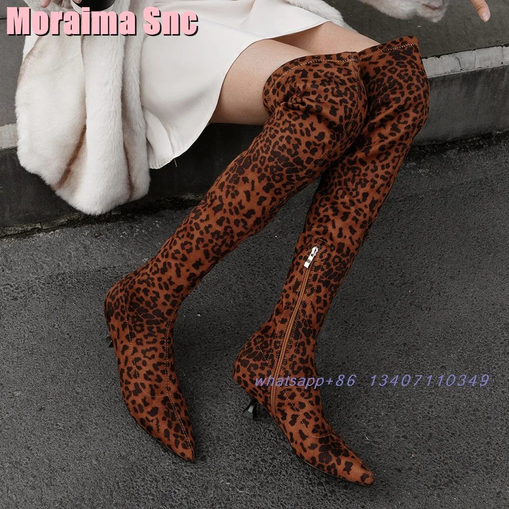 

Высокие сапоги до бедра с леопардовым принтом и острым носком, модные пикантные женские сапоги выше колена на каблуке с боковой молнией, осень-зима 2025
