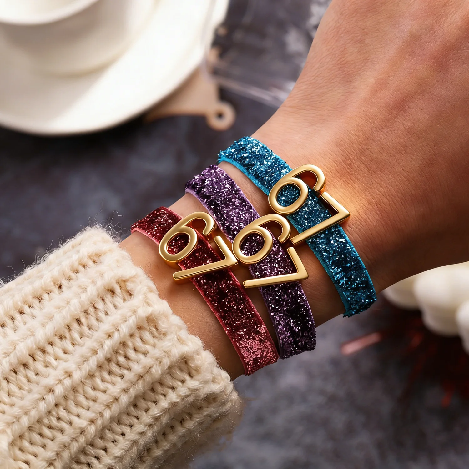 Initialen-Herzanhänger Seidenschal-Armbänder für Frauen Buchstaben Glückszahlen Elastisches Band-Armband Freundschafts- und Paar-Schmuck – Detail 4