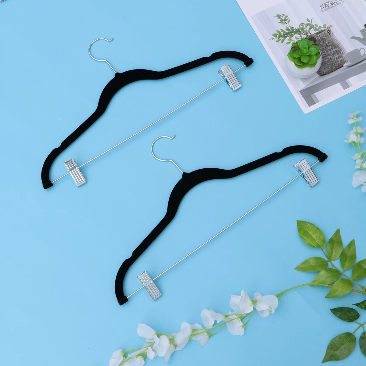 

5pcs Clothes with Clips Flocked Surface Simple Non-Slip 360 Degree Rotating Custom Color Space Saving Home Laundry Use Clip