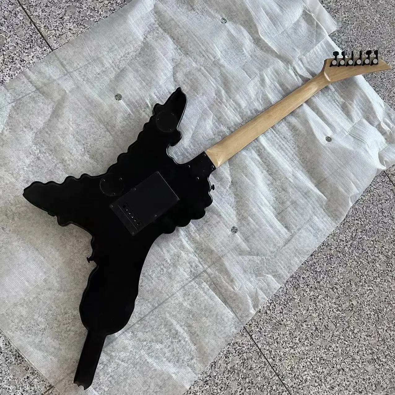 Em estoque, guitarra elétrica com escultura de caveira de chama de 6 acordes, corpo desenhado à mão, fotos de envio reais, pedido enviado imediatamente