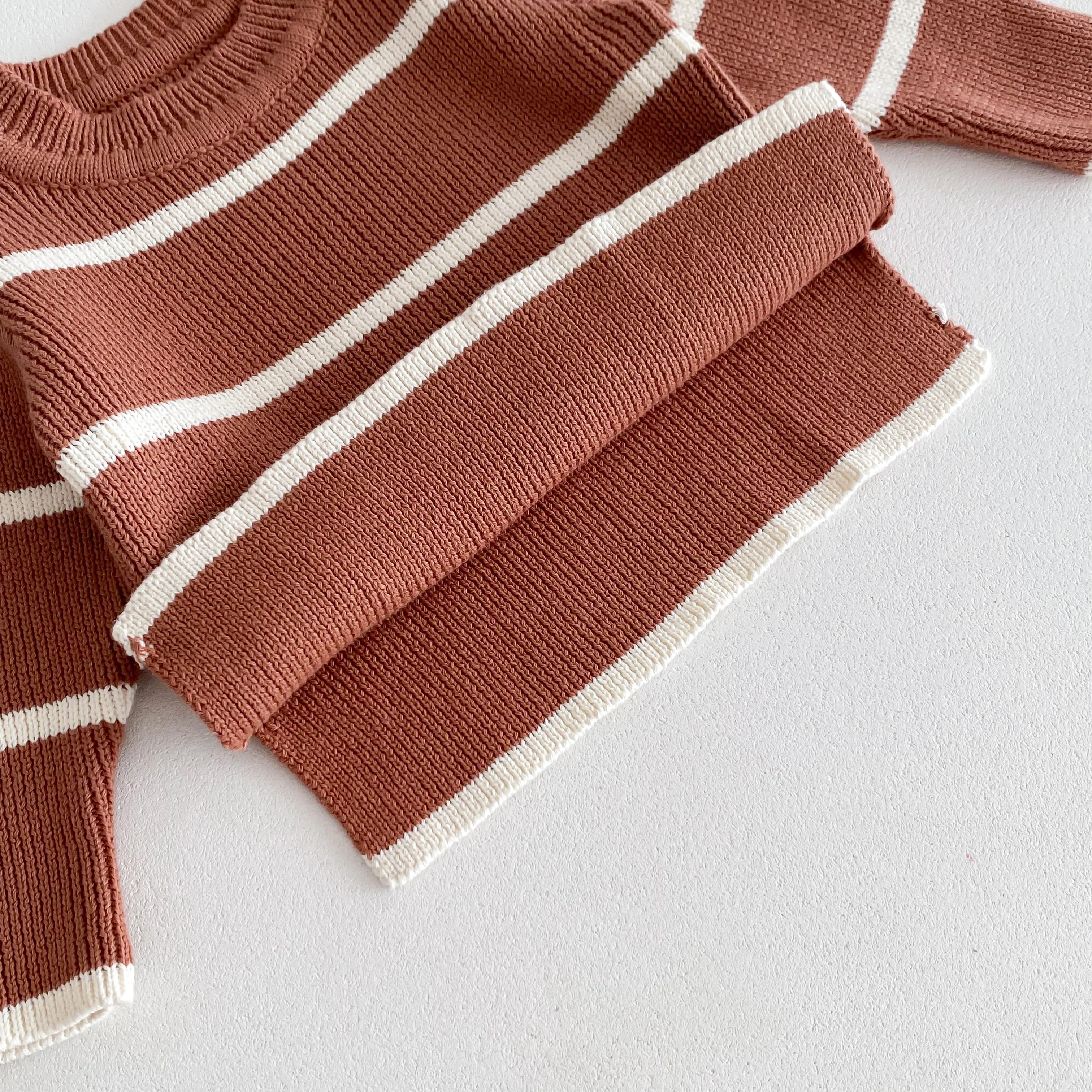Herbstliches Strickpullover-Set für Babys, Jungen und Mädchen, lockeres, gestreiftes Oberteil mit modischen Hosen mit Patchwork-Muster. – Detail 9